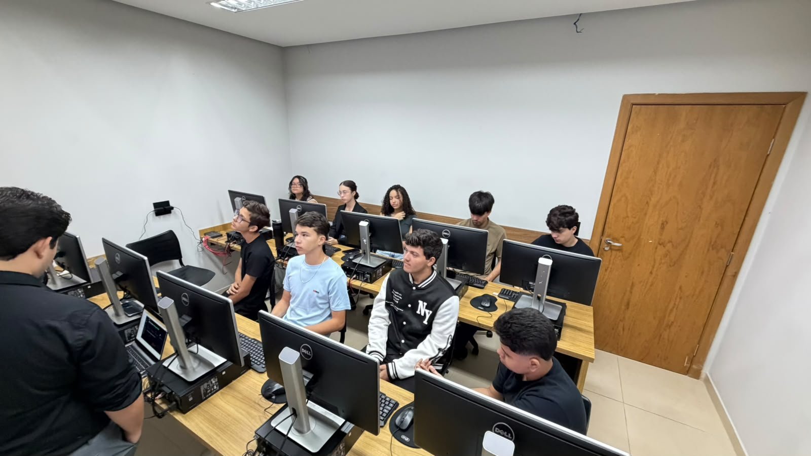 Turma da NORD reunida em aula presencial de tecnologia