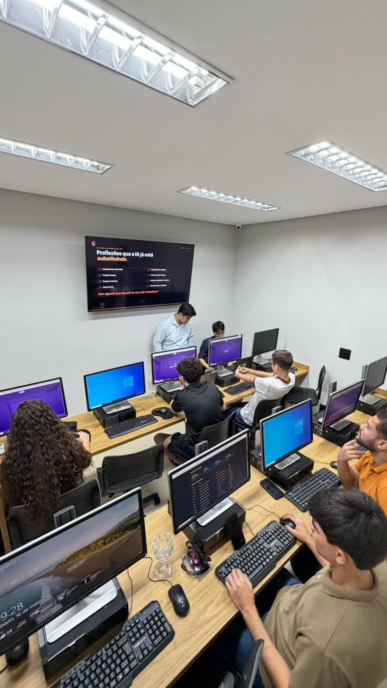 Turma do Instituto NORD em aula sobre inteligência artificial, com tela mostrando profissões impactadas pela IA